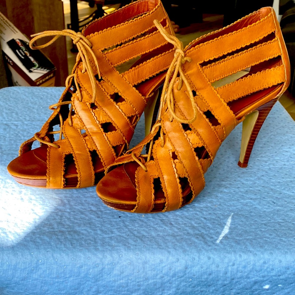 Chinese Laundry sandals size 8 -Tan